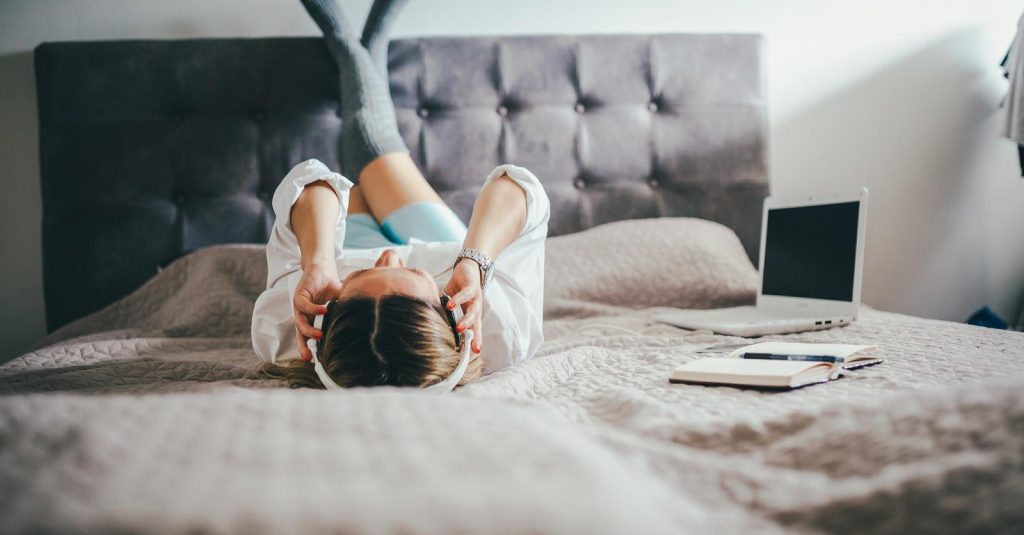 10 podcasts qu’on aime autour de la parentalité