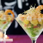 Cóctel de marisco tropical con piña y salsa rosa casera. Receta fácil para Navidad