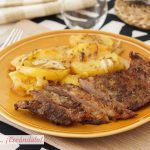 Secreto ibérico de cerdo al horno con patatas asadas y cebolla, ¡de 10!